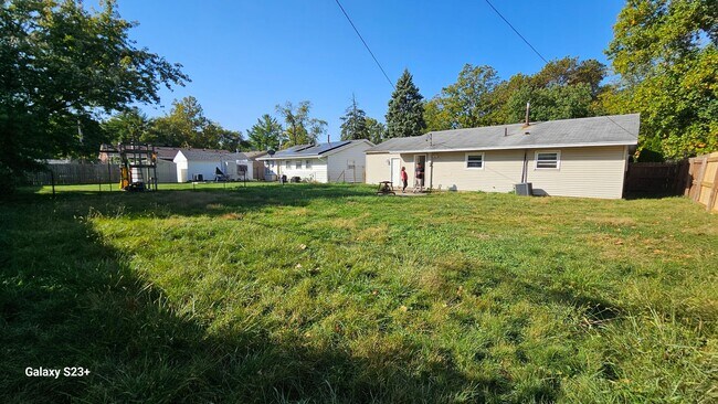 Building Photo - 3 bedroom with fenced yard