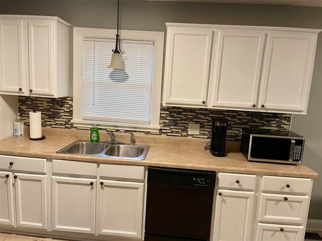 Building Photo - 117 Riverview Dr