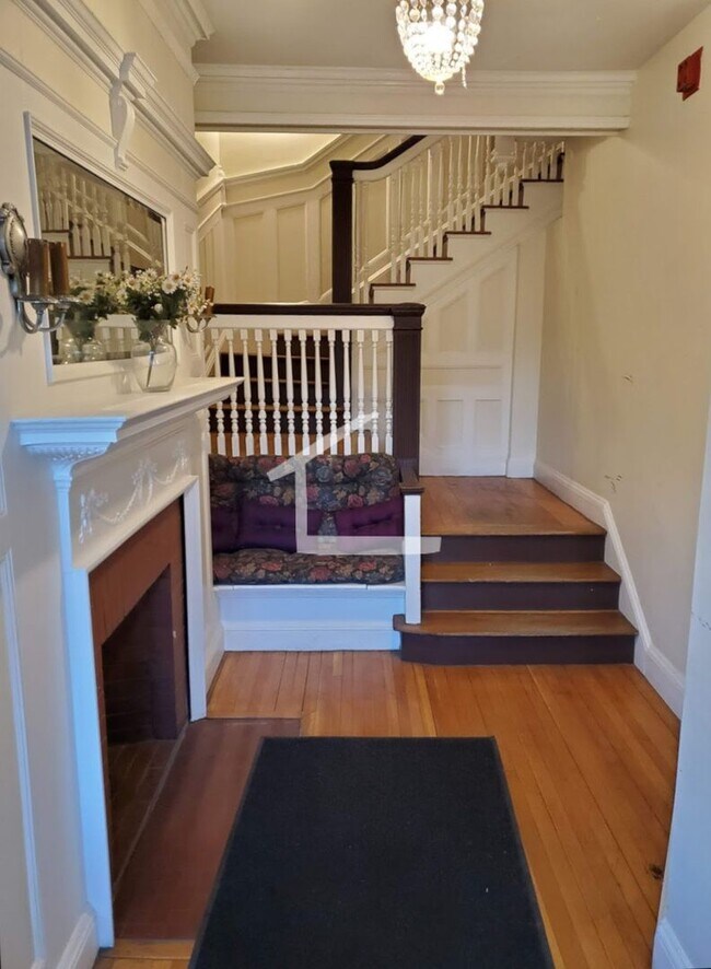 Building Photo - Charming 2 Bedroom-No Broker Fee