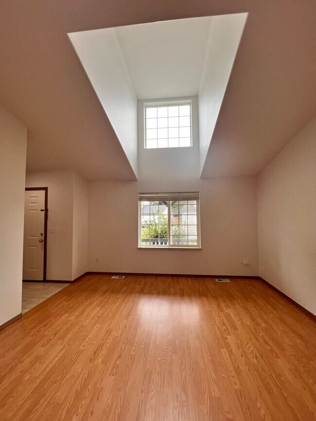 Building Photo - 4 Bedroom 2 Bathroom House Available Now!!!
