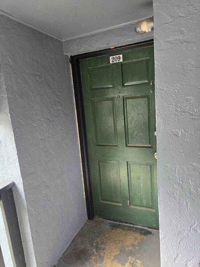 Building Photo - 1Bedroom 1 Bathroom Condo in Palms West Av...