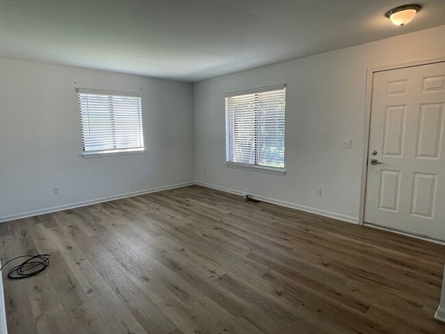 Foto del edificio - 2-Bedroom Duplex with full basement, 1-Car...