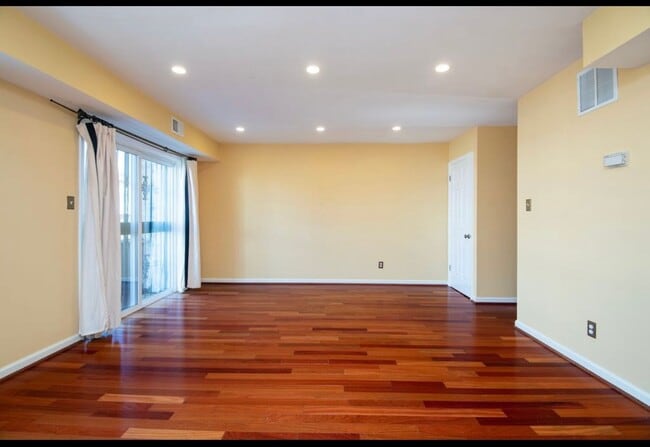 Foto del edificio - Bright 3 Bedroom Takoma Townhome with Park...