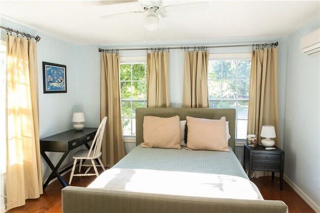 Building Photo - 1402 W 40th St