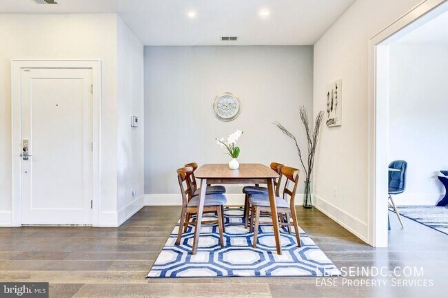 Foto del edificio - 3467 Holmead Pl NW