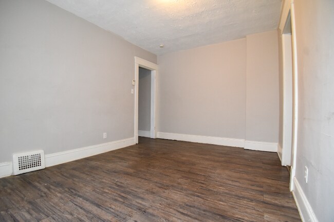 Building Photo - 924 E 150th St