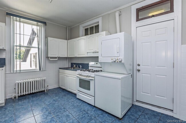 Foto del edificio - 295 Railroad Ave
