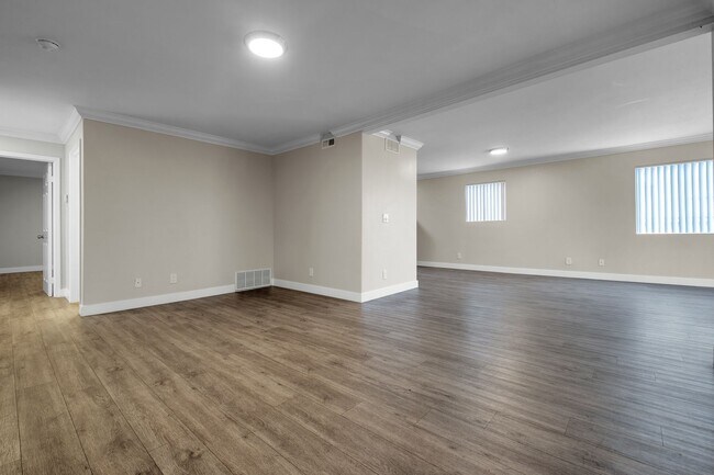 Foto del edificio - Spacious 3 Bed / 2 Bath apartment with parking & in-unit laundry!