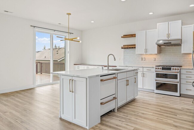 Foto del edificio - Immediately available 4-bedroom 3.5 bath