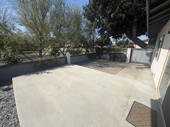 Foto del edificio - SE Visalia home with pool Available Now! All utilities included!