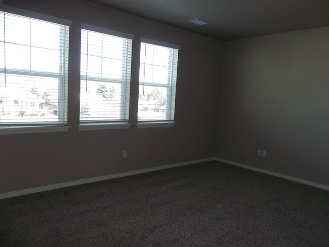 Building Photo - Chic Modern Townhouse in Berthoud – Your Dream Home Awaits!