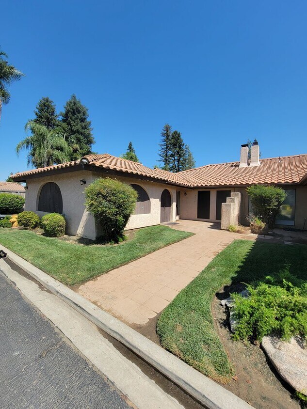 Foto principal - Condo with open floor plan and a two-car g...