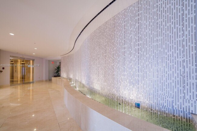 Foto del edificio - 17555 Collins Ave