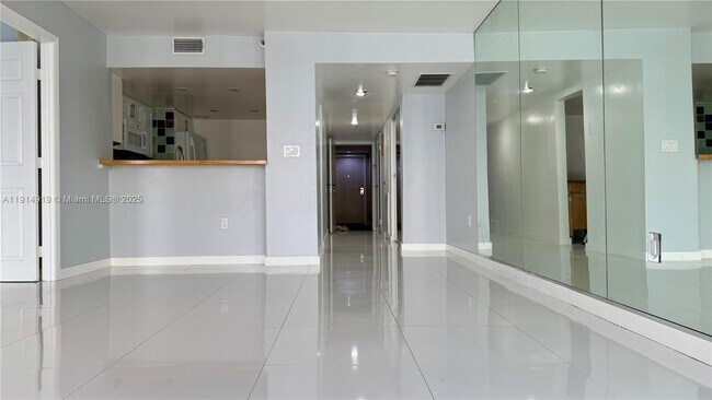 Foto del edificio - 555 NE 15th St