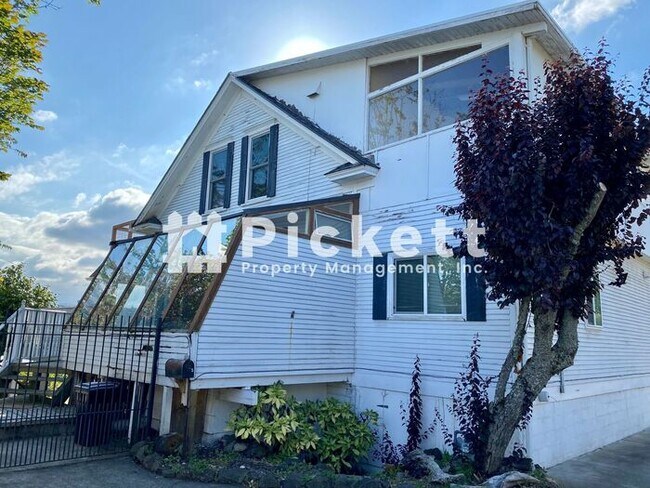 Building Photo - Vintage 4 Bed Home With High Bank Waterfront