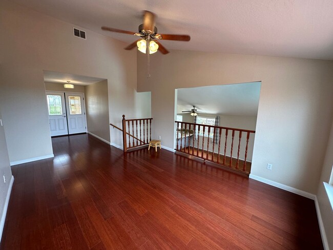 Building Photo - Beautiful 3 bedroom 2 bath POOL and SOLAR ...