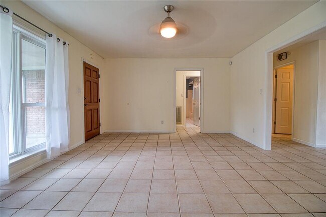 Foto del edificio - 6435 Woodbrook Ln
