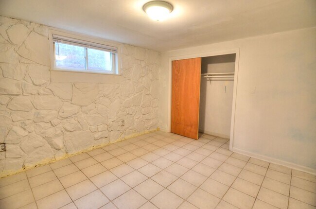 Building Photo - Affordable 2 Bedroom/1 Bathroom Near Southern Village!