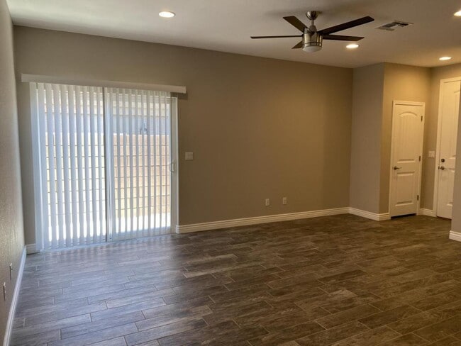 Building Photo - 735 Vista Grande Dr