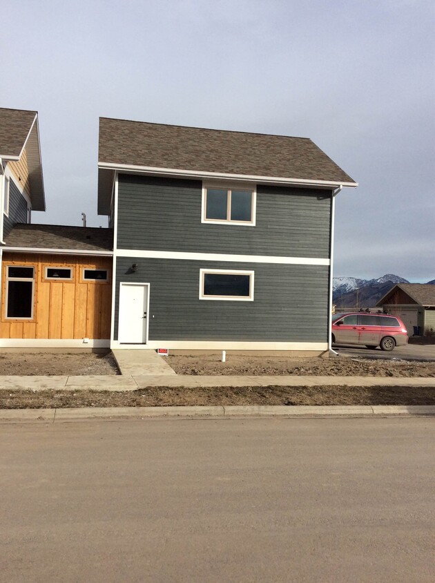 Primary Photo - 3308 Sora Way