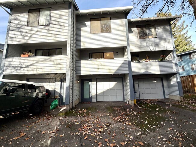 Foto del edificio - **NEW PHOTOS | TWO WEEKS FREE RENT** Updated Townhouse in the Heart of Garden Home~ New LVP Floor...