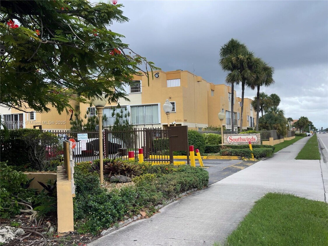 Foto principal - 9301 SW 4th St