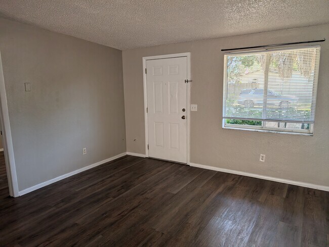 Sala de estar - 6751 Carnelian Ave