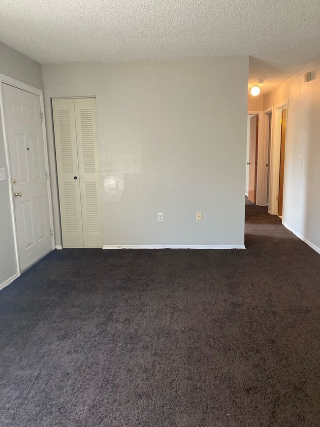 Building Photo - 3 Bed 1 Bath Home Pet Friendly With Large ...