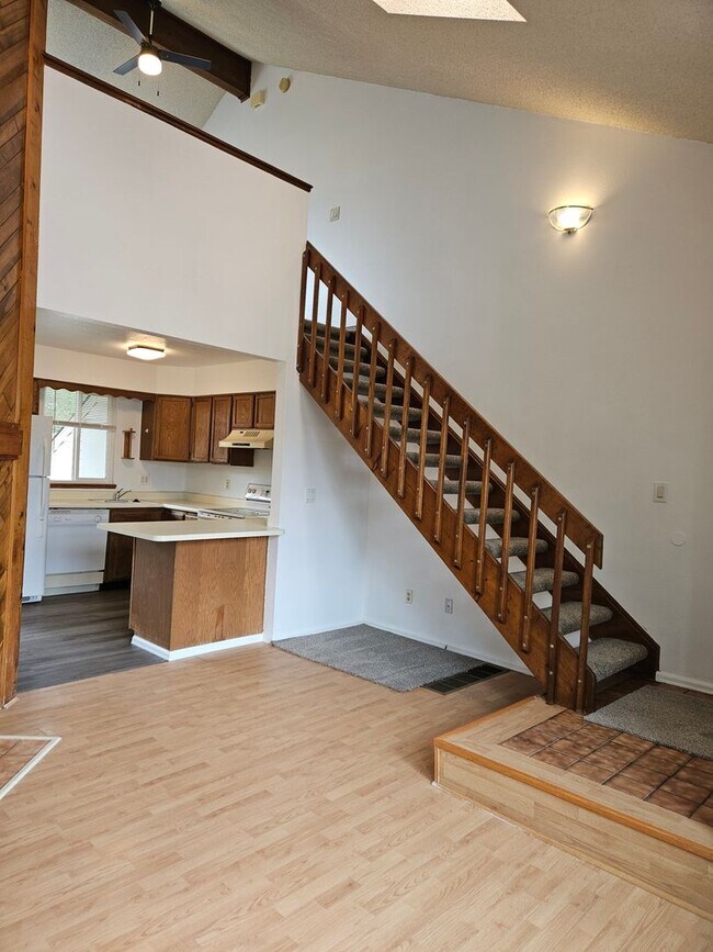 Building Photo - Adorable Loft Style One Bedroom Condo Step...