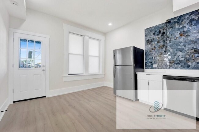 Building Photo - 944 N Damen Ave