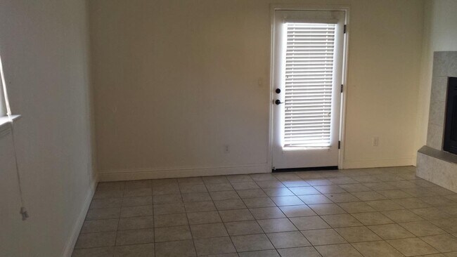 Building Photo - 2326 Lorena Ave