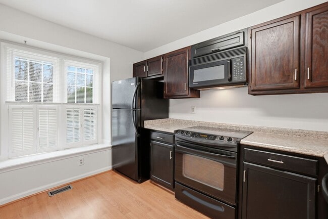 Building Photo - Welcome home to this charming three-level townhouse in the heart of Springfield!