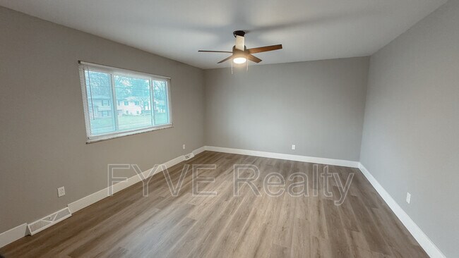 Building Photo - 5057 Fullerton Dr