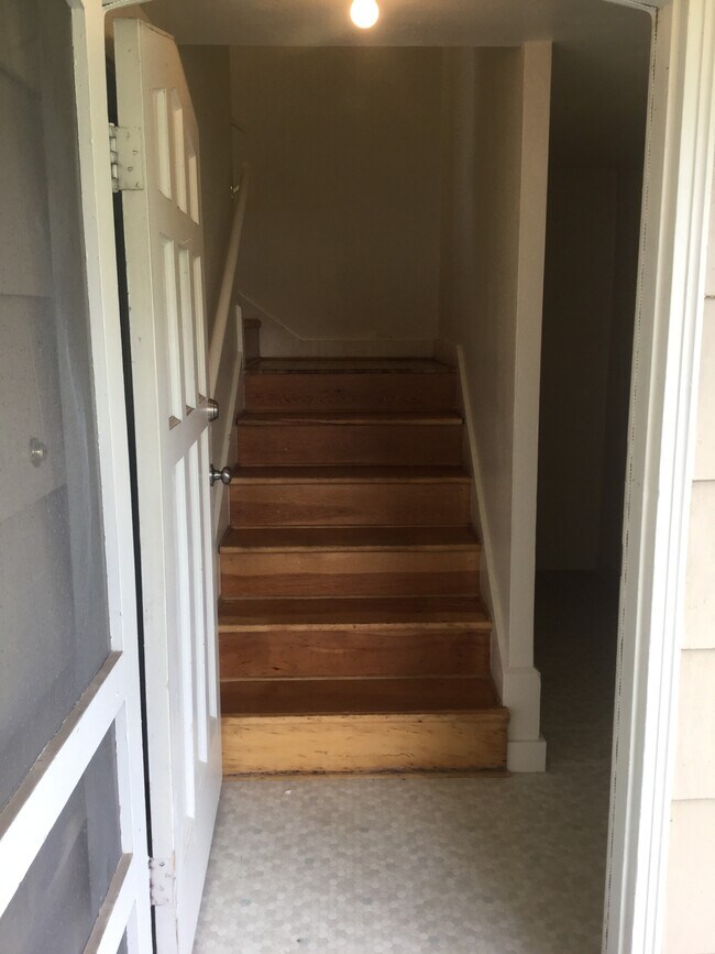 Building Photo - 1010 E 2nd St