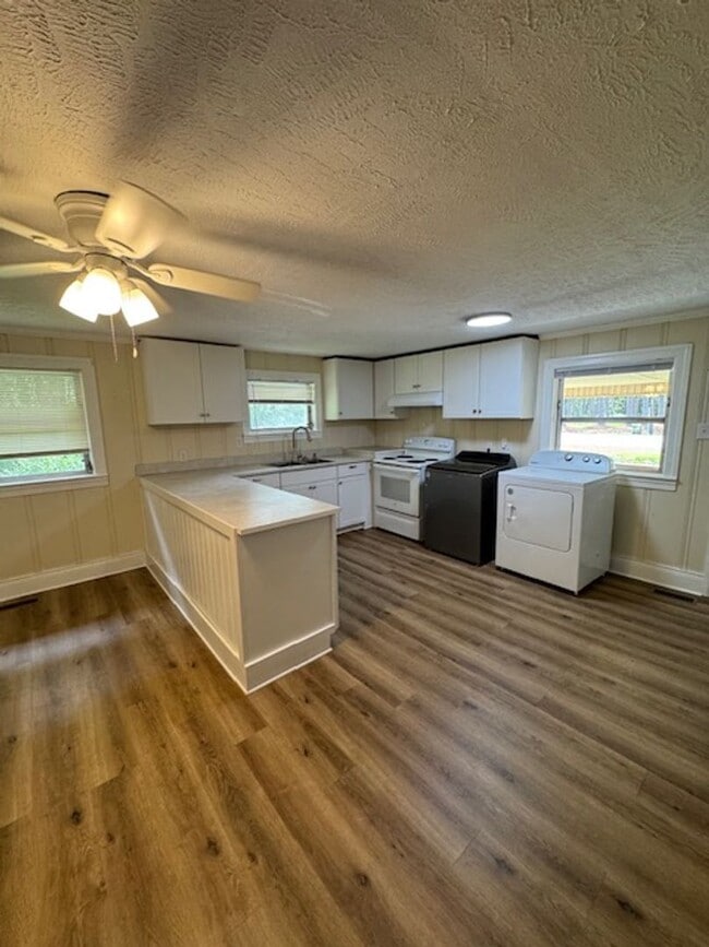 Building Photo - 301 Woodview Dr