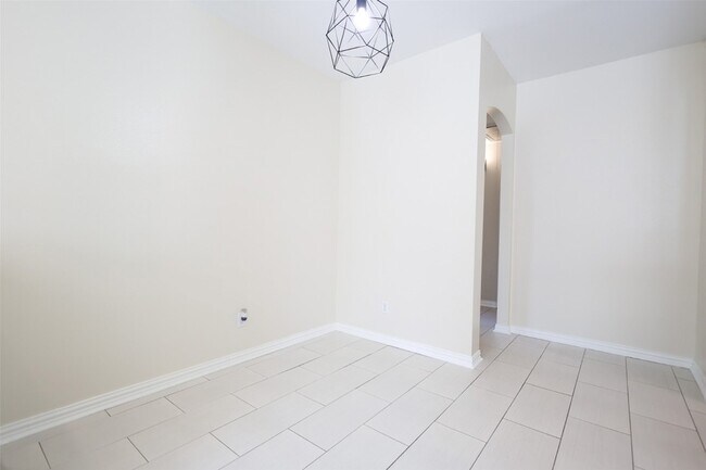 Foto del edificio - 5223 Jordan Ridge Dr