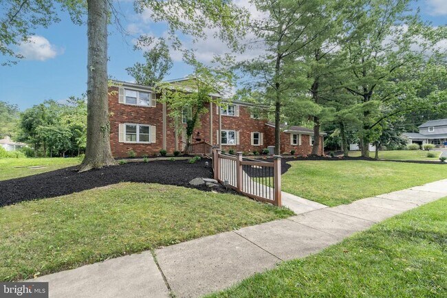 Foto del edificio - 1800 Lark Ln