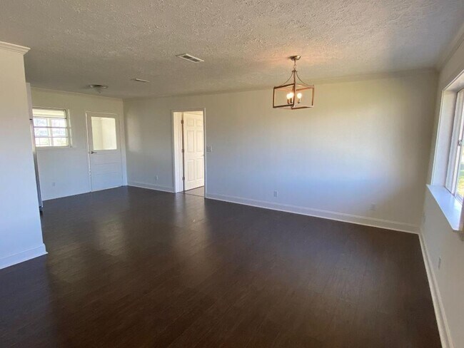 Building Photo - 2338 E 17th St