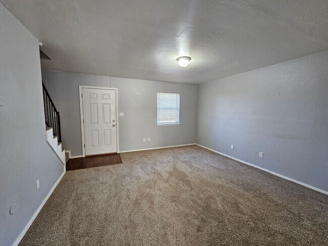 Building Photo - (2) Bed/(1.5) Townhome In North Norman Ava...