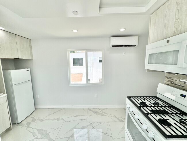 Foto del edificio - 515-518 3/4 N Mariposa Ave