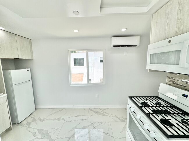 Building Photo - 515-518 3/4 N Mariposa Ave