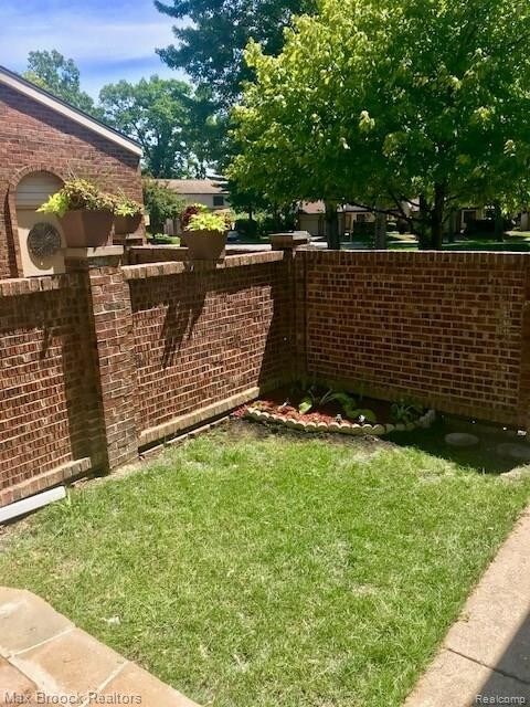 Foto del edificio - 327 Willow Grove Ln