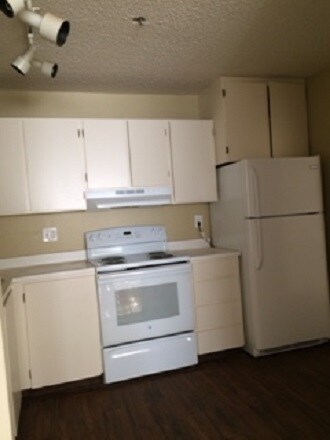 Kitchen - 555 Pierce St