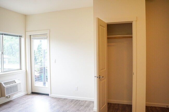 Foto del edificio - Modern 1 Bedroom with A/C + Private Balcon...