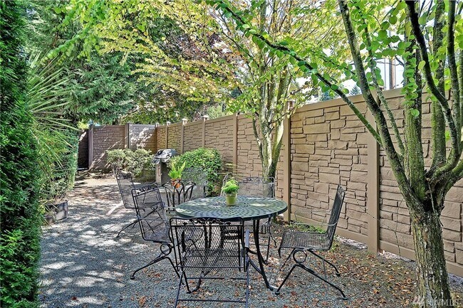 Building Photo - AVAILABLE AUGUST 1ST >> Beautiful Fully Remodeled 2BR/1BA Condo in Seattle!