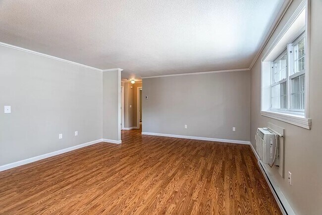 Large bright living room - 39 Pleasant St