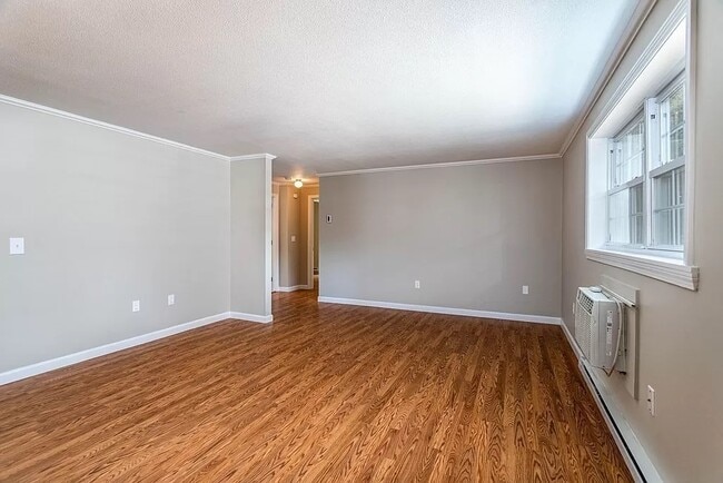 Large bright living room - 39 Pleasant St