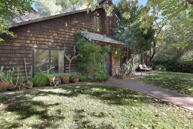 Building Photo - 1441 Bonnell Dr