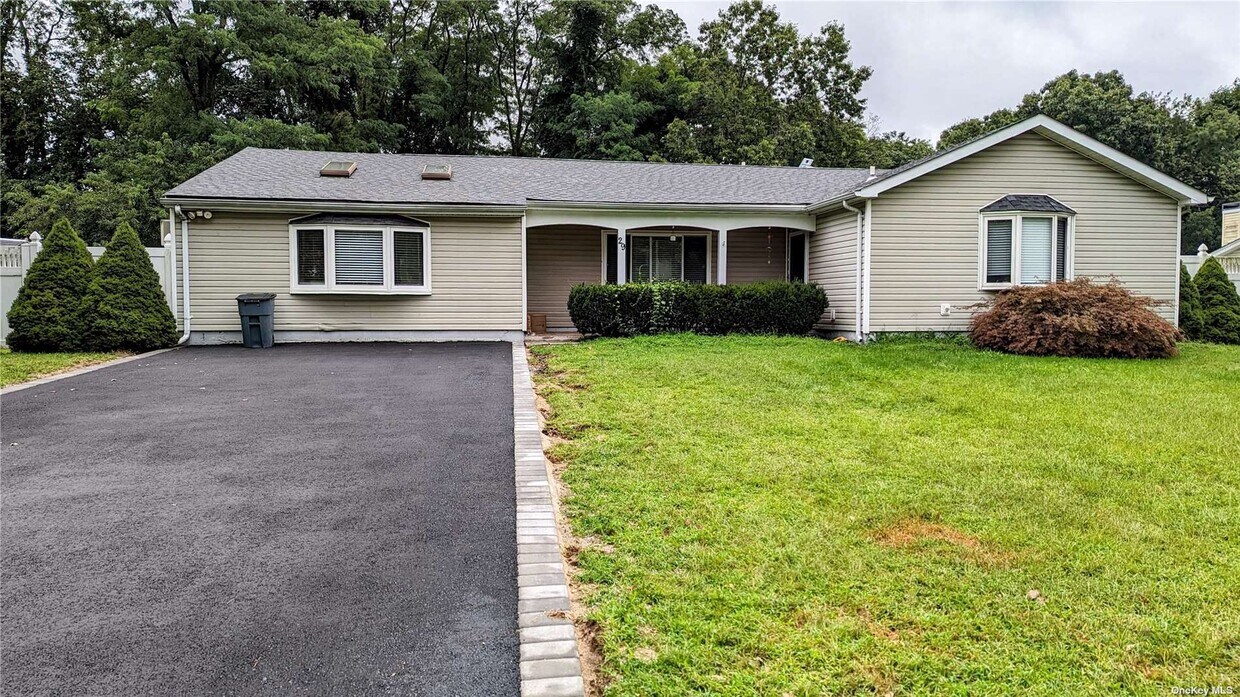 29 Westbrook Rd, Coram, NY 11727 House Rental in Coram, NY