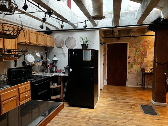 Building Photo - Charming 2 bedroom and 1 bath condo